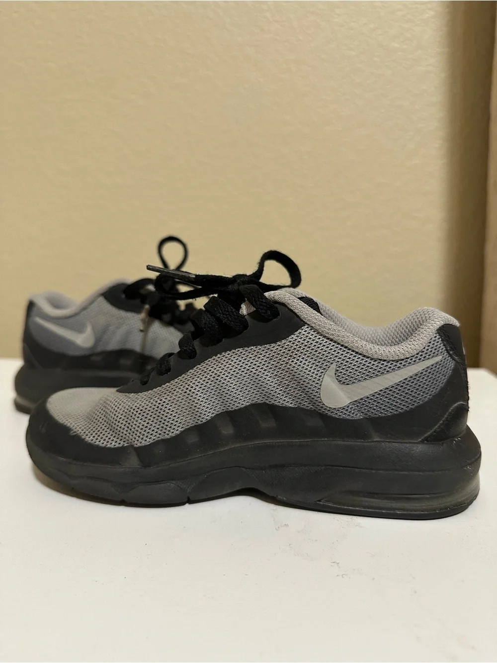 Kid’s Nike Air Max Invigor | Grey and Black Low-Top Athletic Sneakers